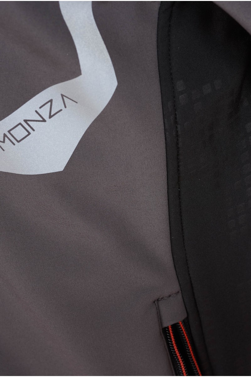 Detalle marca en Softshell MONZA 4828